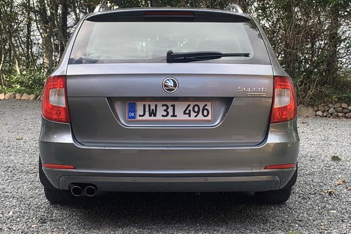 Grå Skoda Superb fra 2012