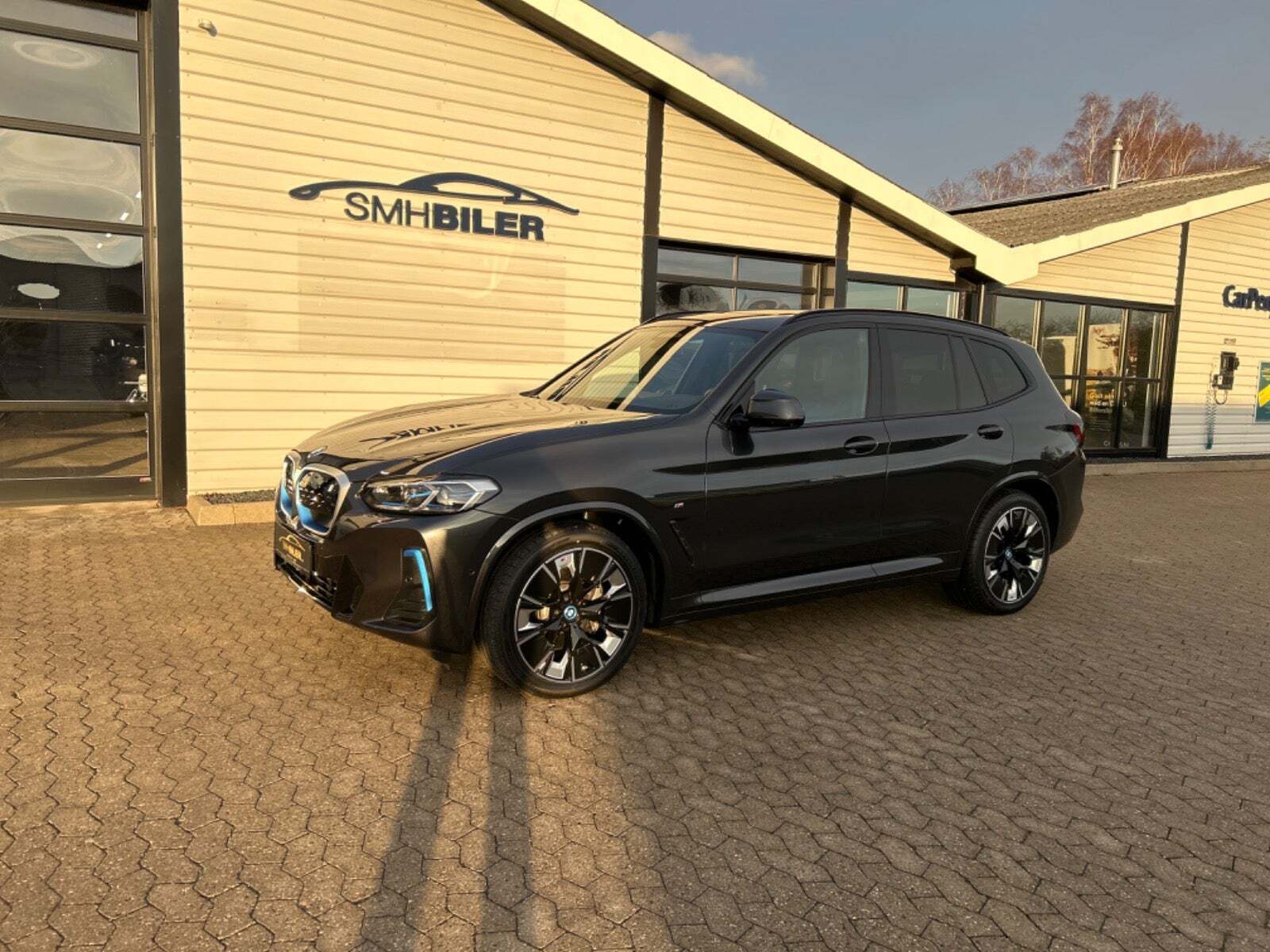 Grå BMW iX3 fra 2022