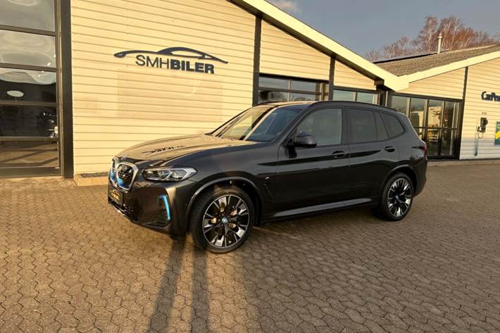 Grå BMW iX3 fra 2022