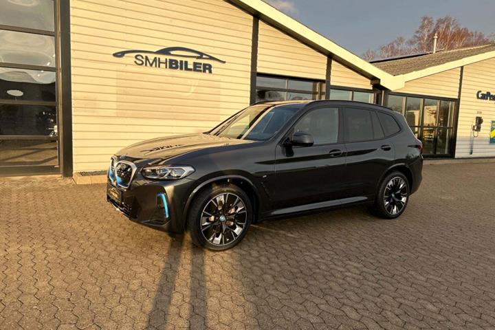 Grå BMW iX3 fra 2022
