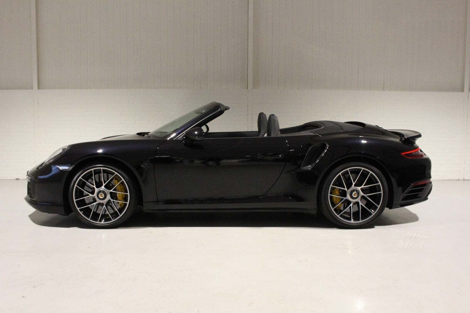 Sort Porsche 911 Turbo S fra 2017 set udefra
