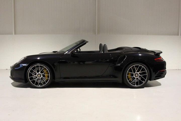 Sort Porsche 911 Turbo S fra 2017 set udefra