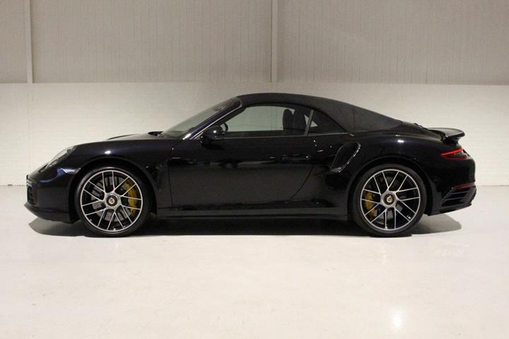 Sort Porsche 911 Turbo S fra 2017 set udefra