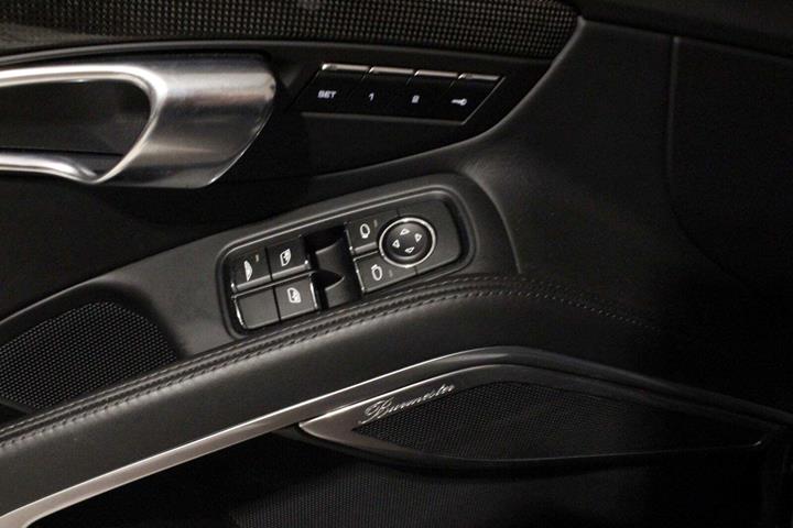 Sort Porsche 911 Turbo S fra 2017 set indefra