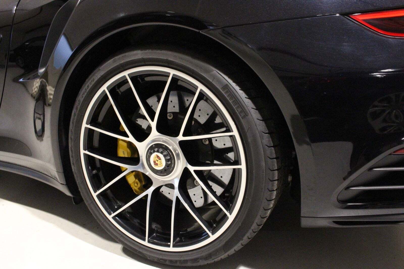 Sort Porsche 911 Turbo S fra 2017 set udefra
