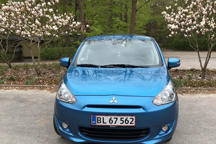 Blå Mitsubishi Space Star fra 2017