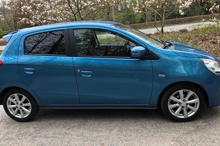 Blå Mitsubishi Space Star fra 2017