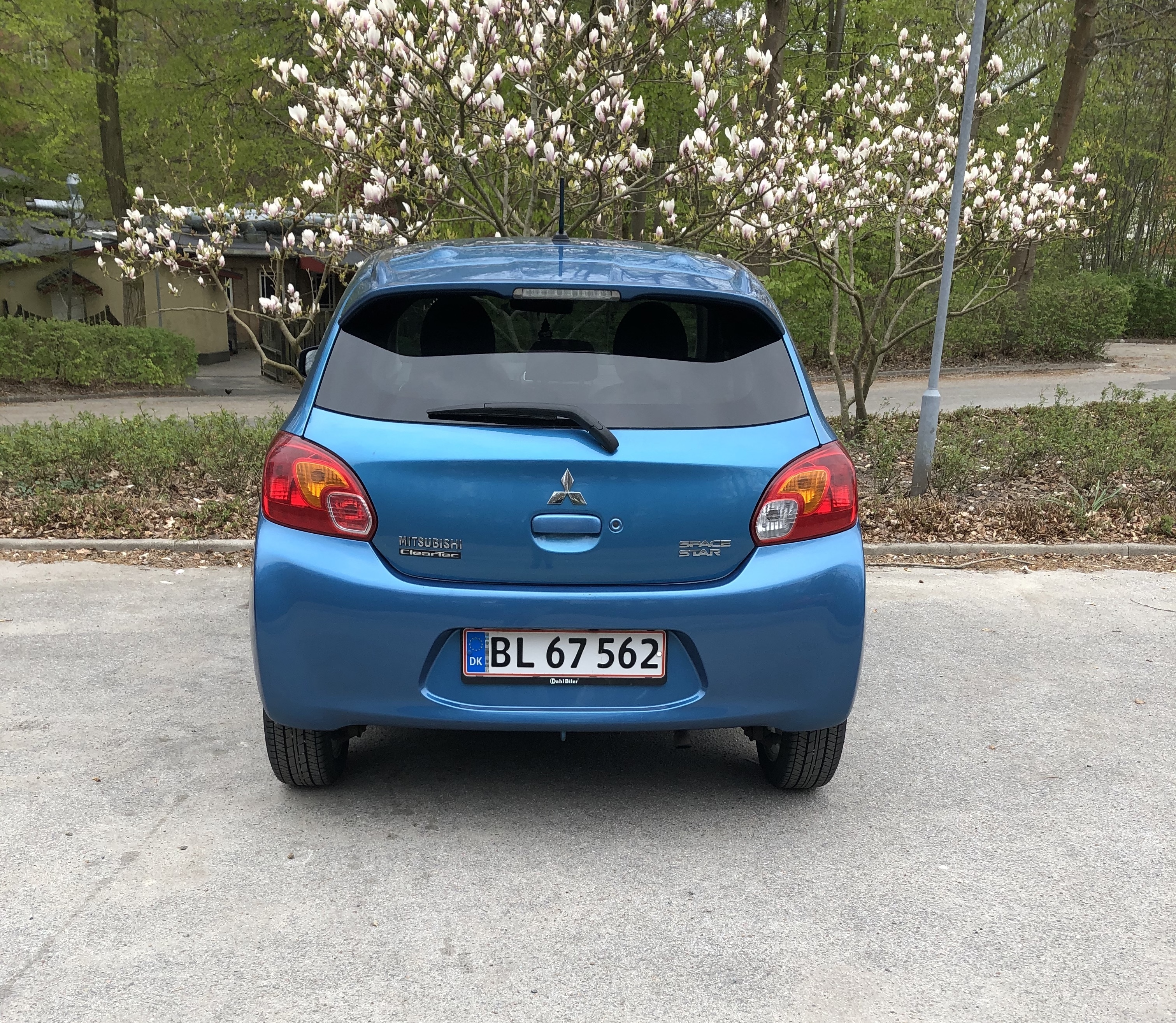 Blå Mitsubishi Space Star fra 2017