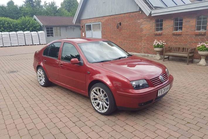 Rød VW Bora fra 1999