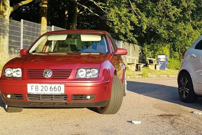 Rød VW Bora fra 1999