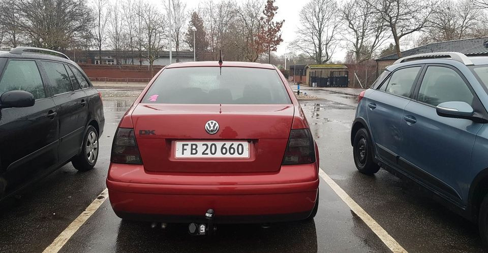 Rød VW Bora fra 1999