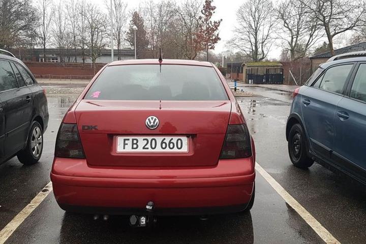 Rød VW Bora fra 1999