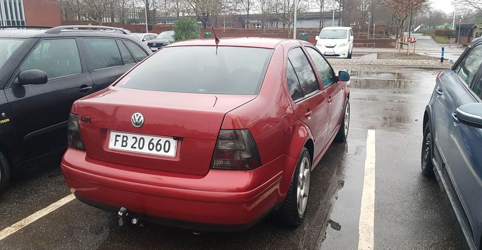 Rød VW Bora fra 1999