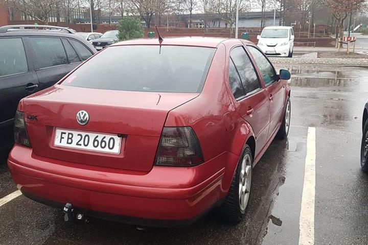 Rød VW Bora fra 1999