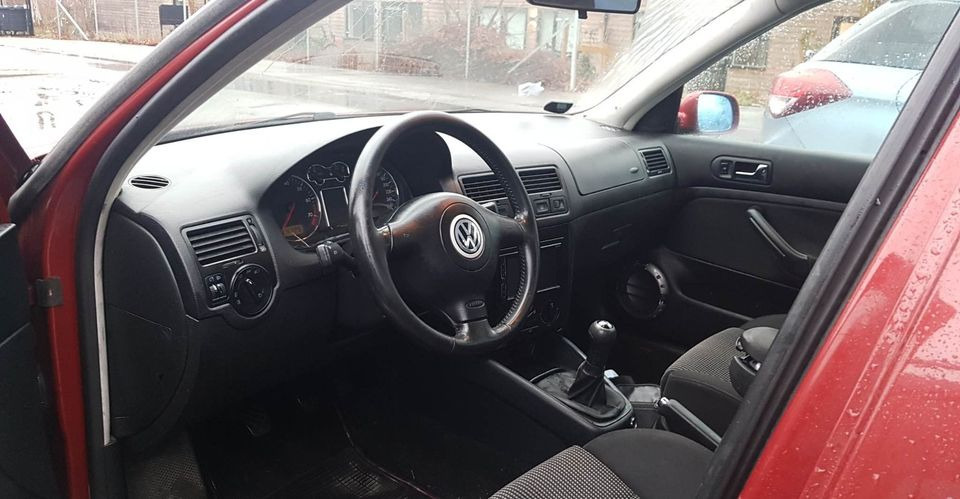 Rød VW Bora fra 1999