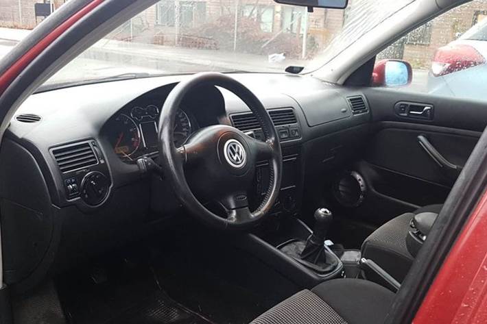 Rød VW Bora fra 1999