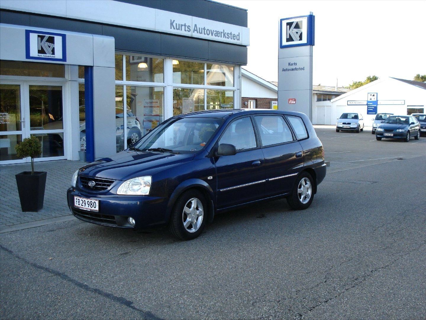 Blå Kia Carens fra 2006