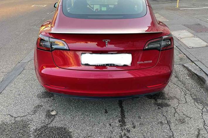 Rød Tesla Model 3 fra 2021