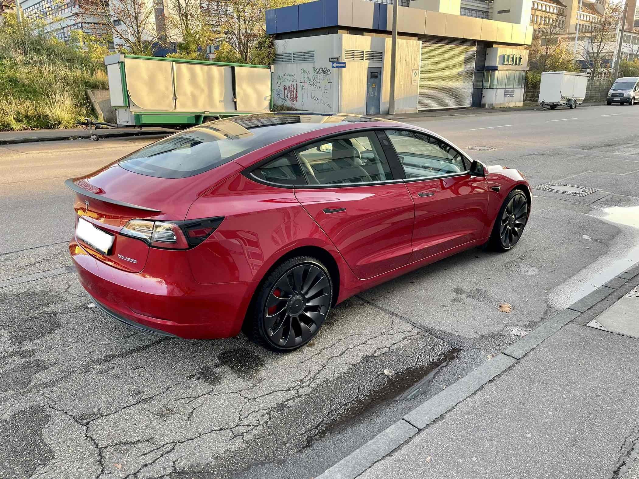Rød Tesla Model 3 fra 2021
