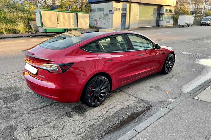 Rød Tesla Model 3 fra 2021
