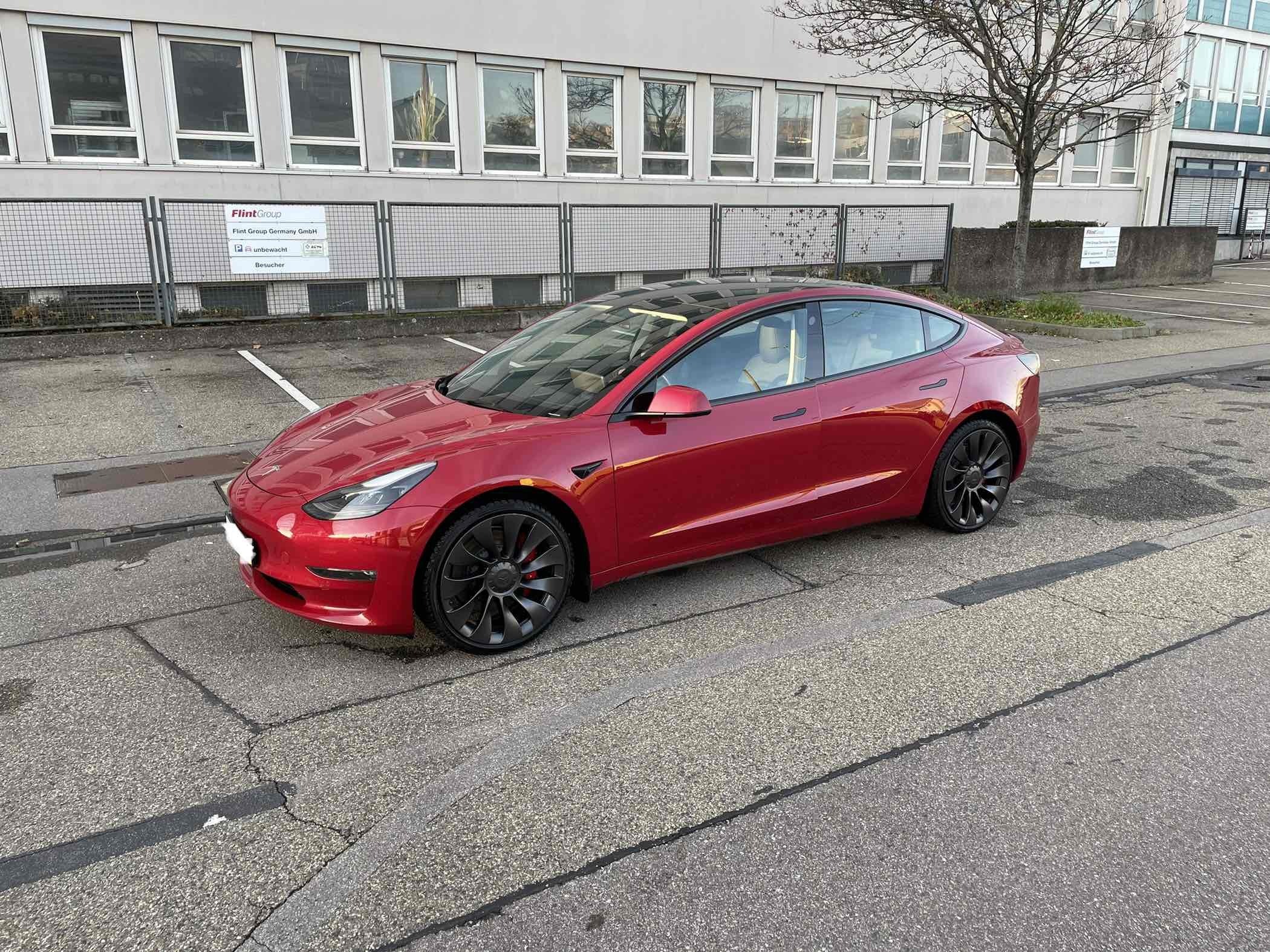 Rød Tesla Model 3 fra 2021