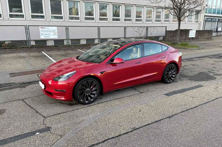 Rød Tesla Model 3 fra 2021
