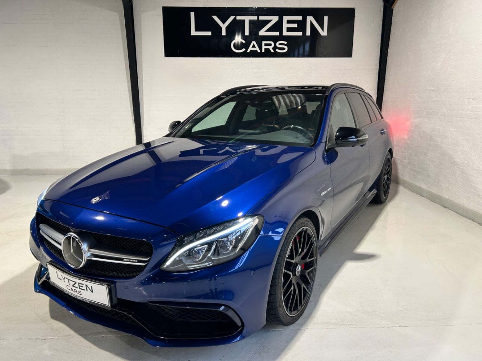 Blå Mercedes C63 fra 2017