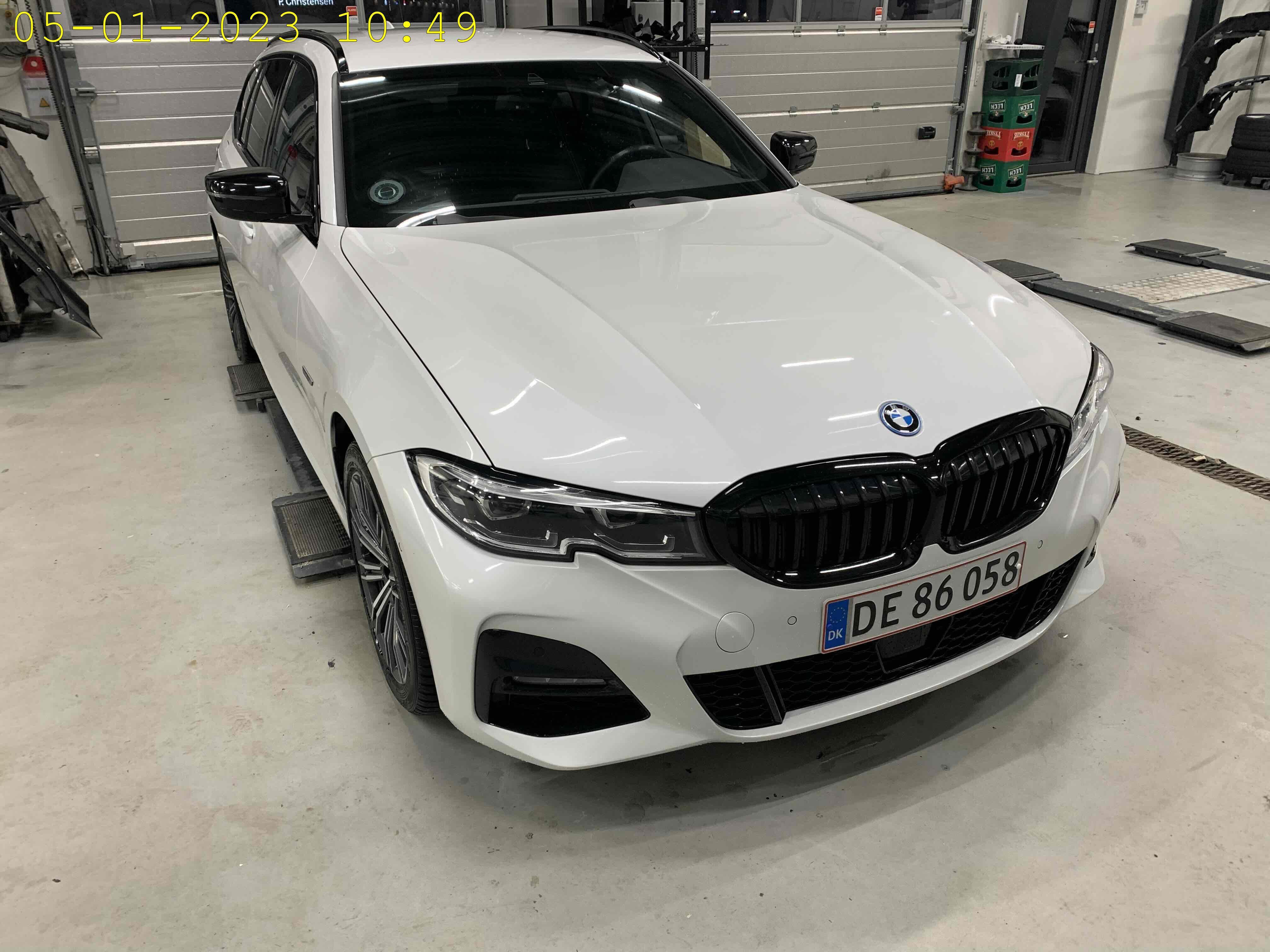 Hvid BMW 330e fra 2021