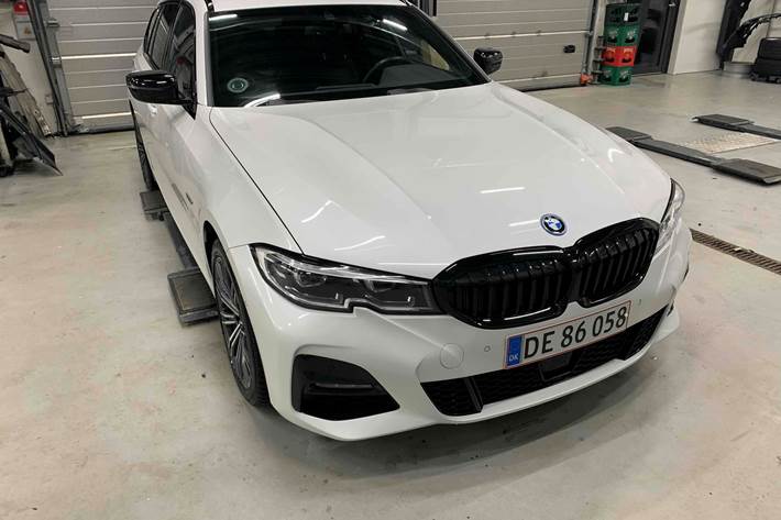 Hvid BMW 330e fra 2021