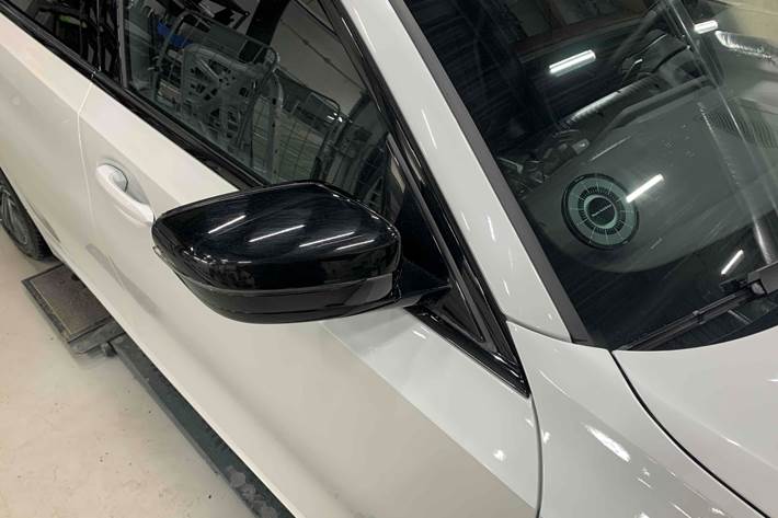 Hvid BMW 330e fra 2021