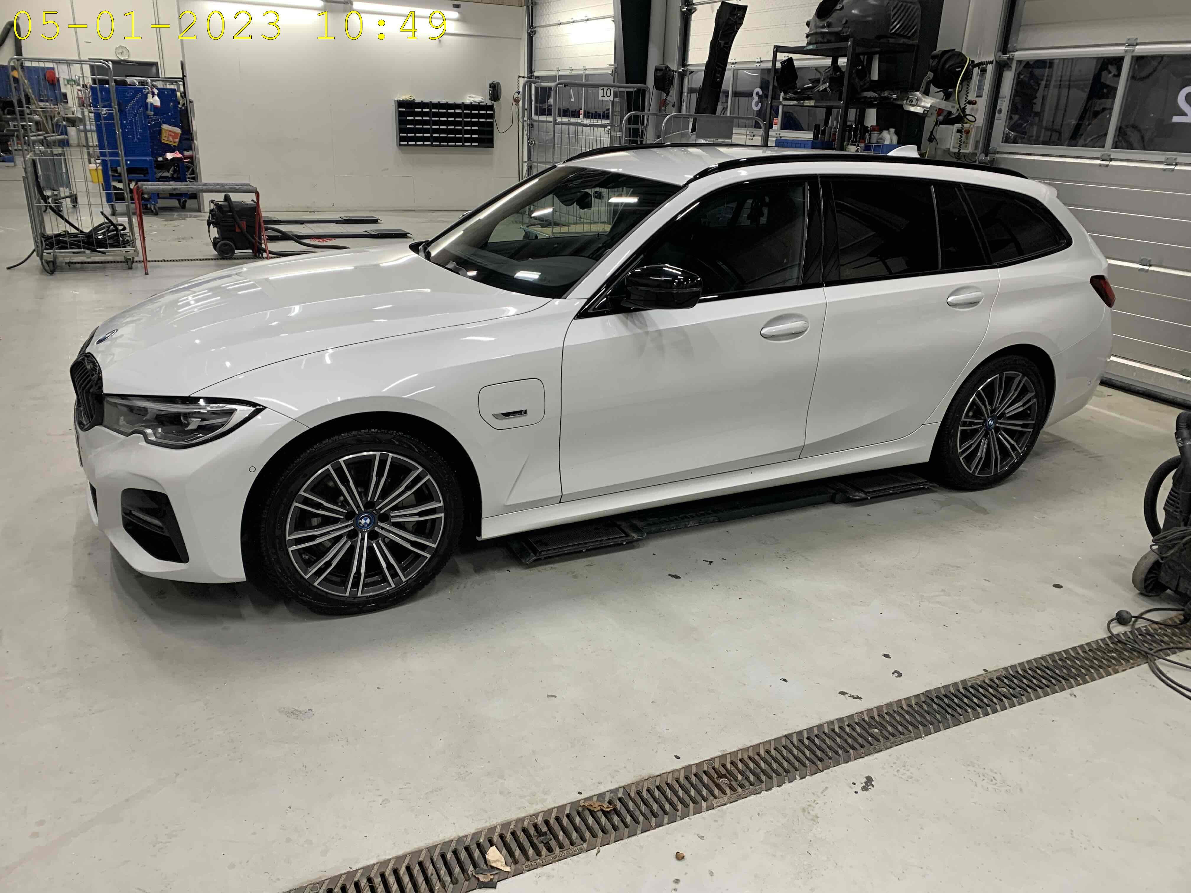 Hvid BMW 330e fra 2021