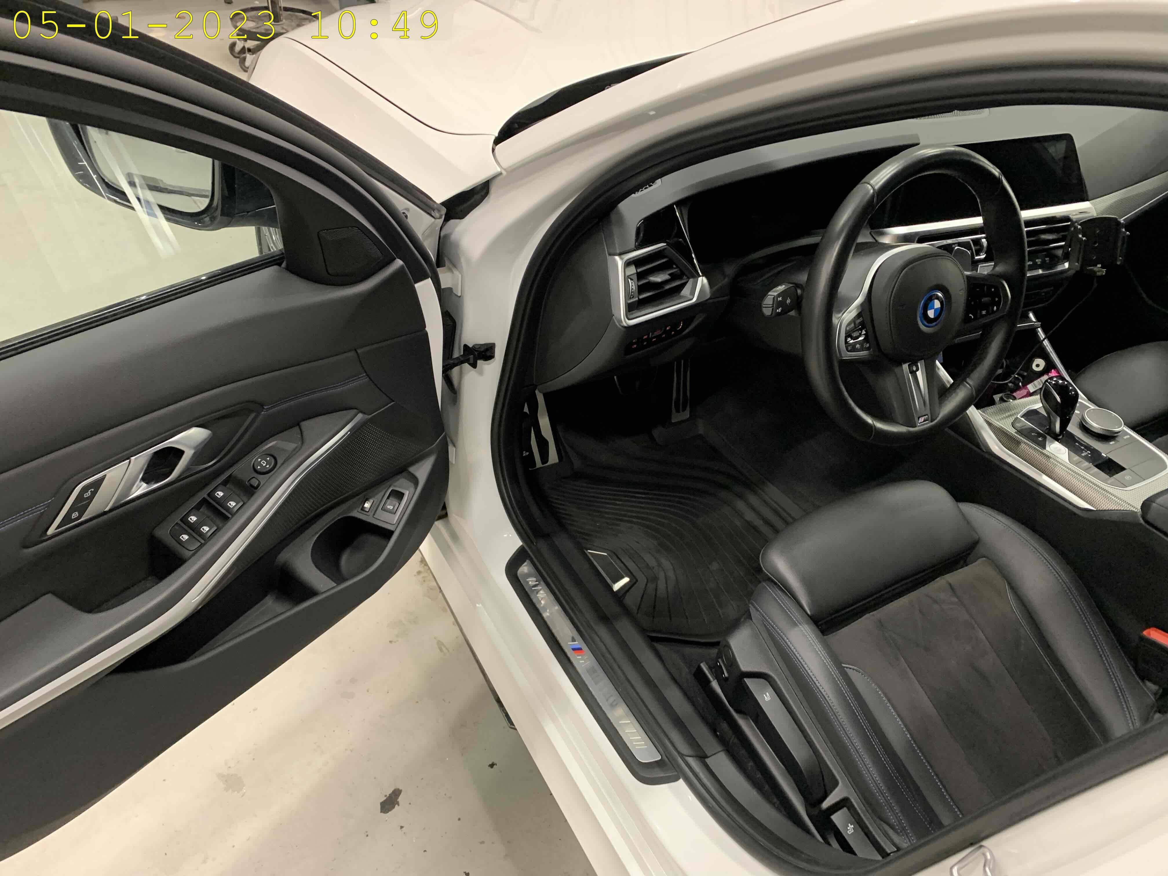 Hvid BMW 330e fra 2021