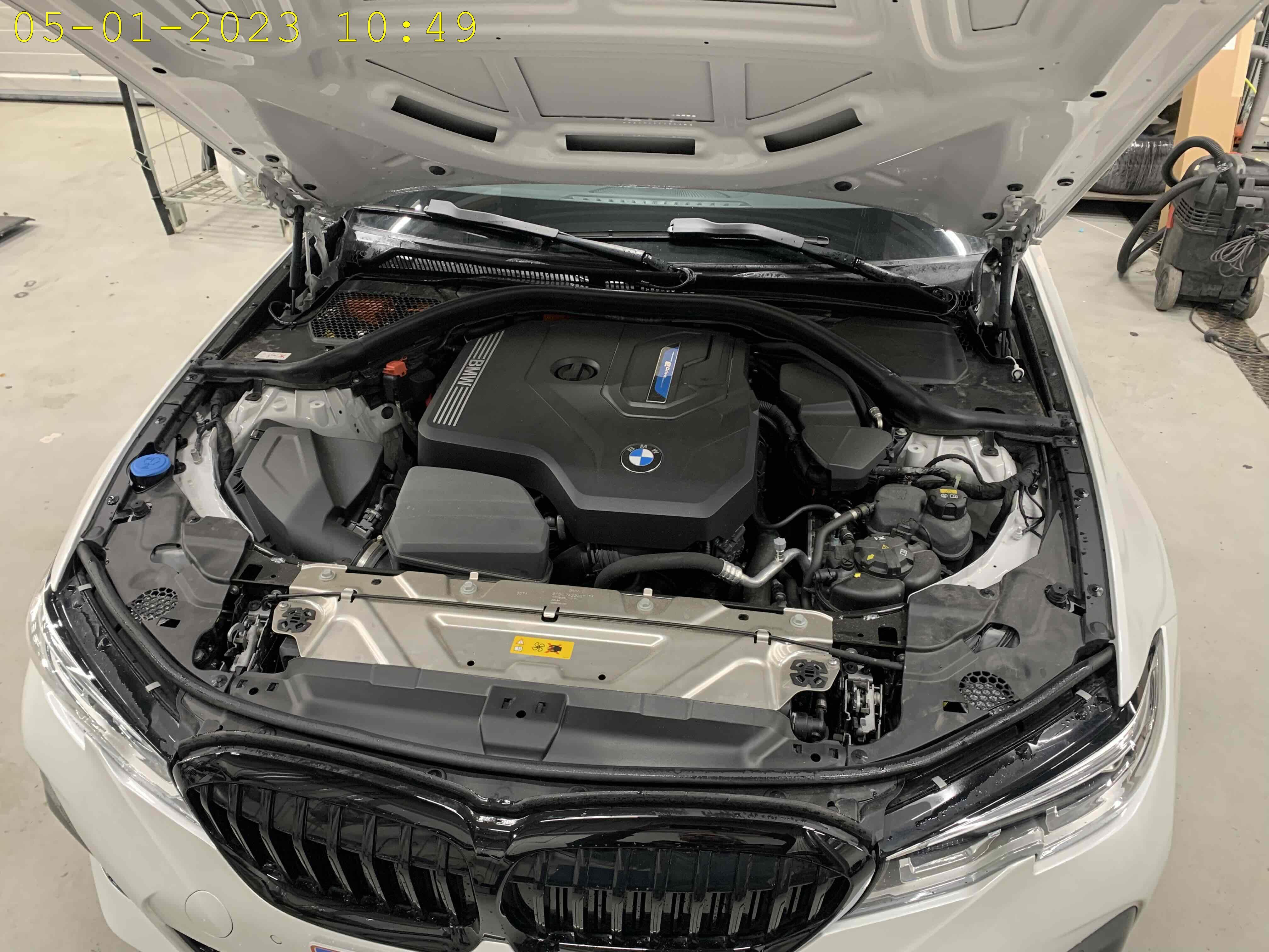 Hvid BMW 330e fra 2021