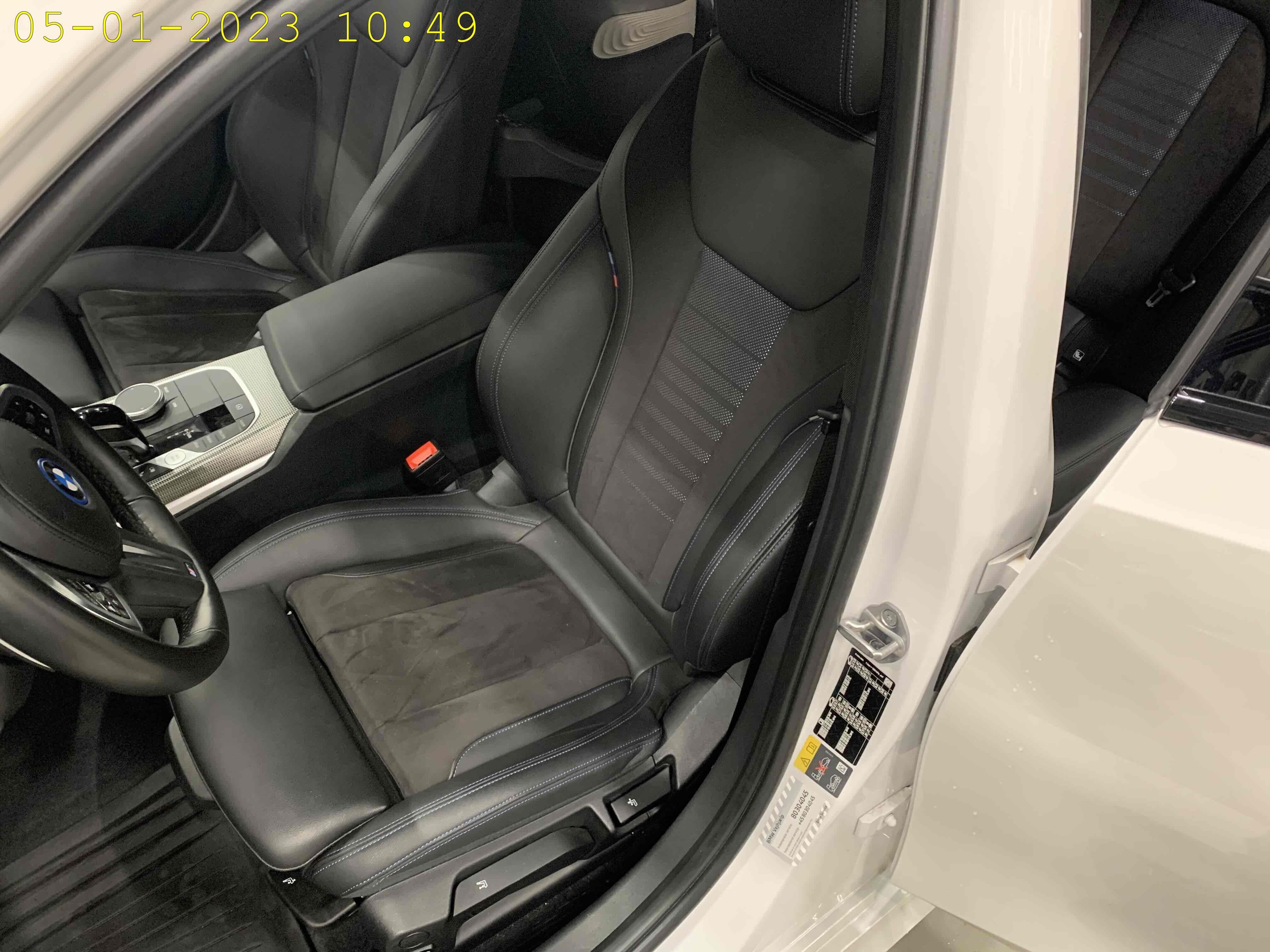 Hvid BMW 330e fra 2021
