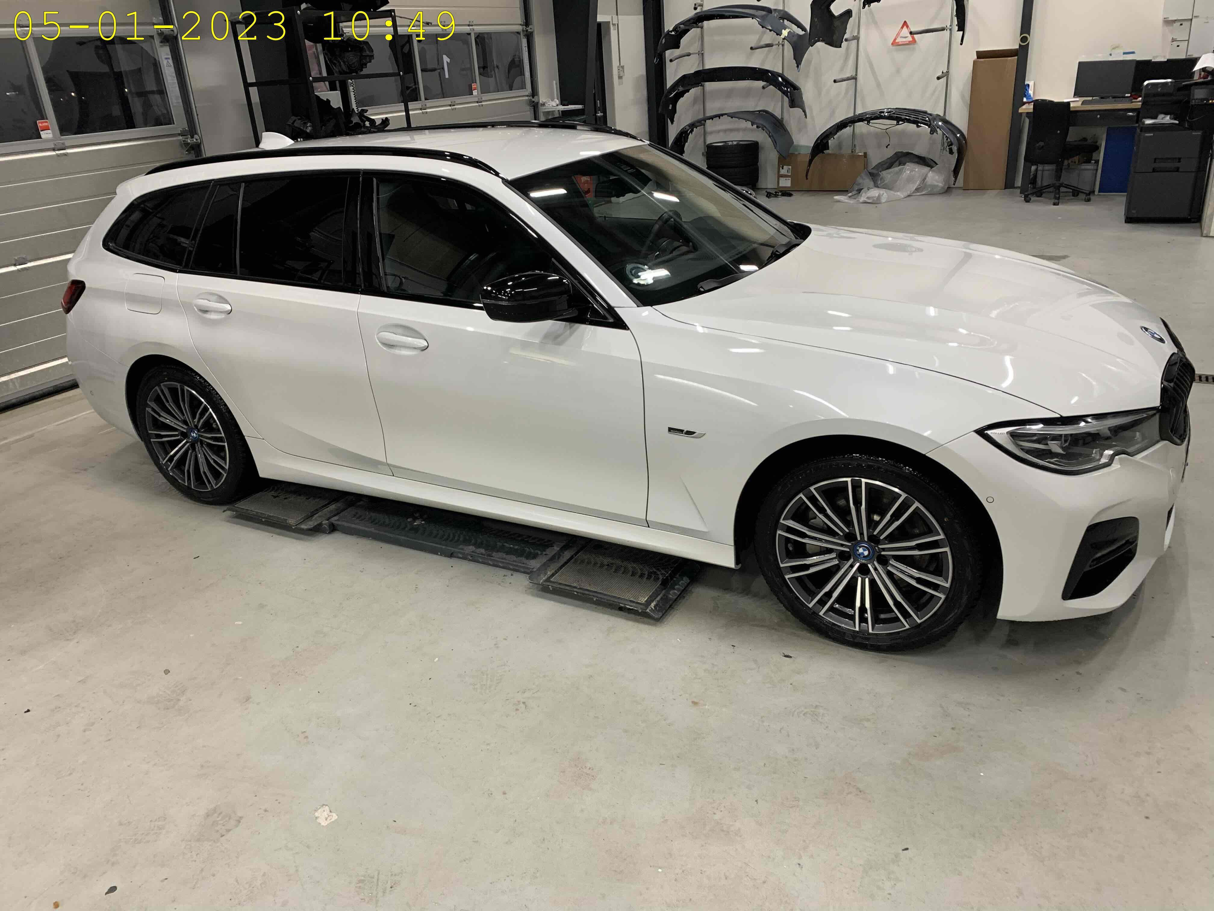 Hvid BMW 330e fra 2021