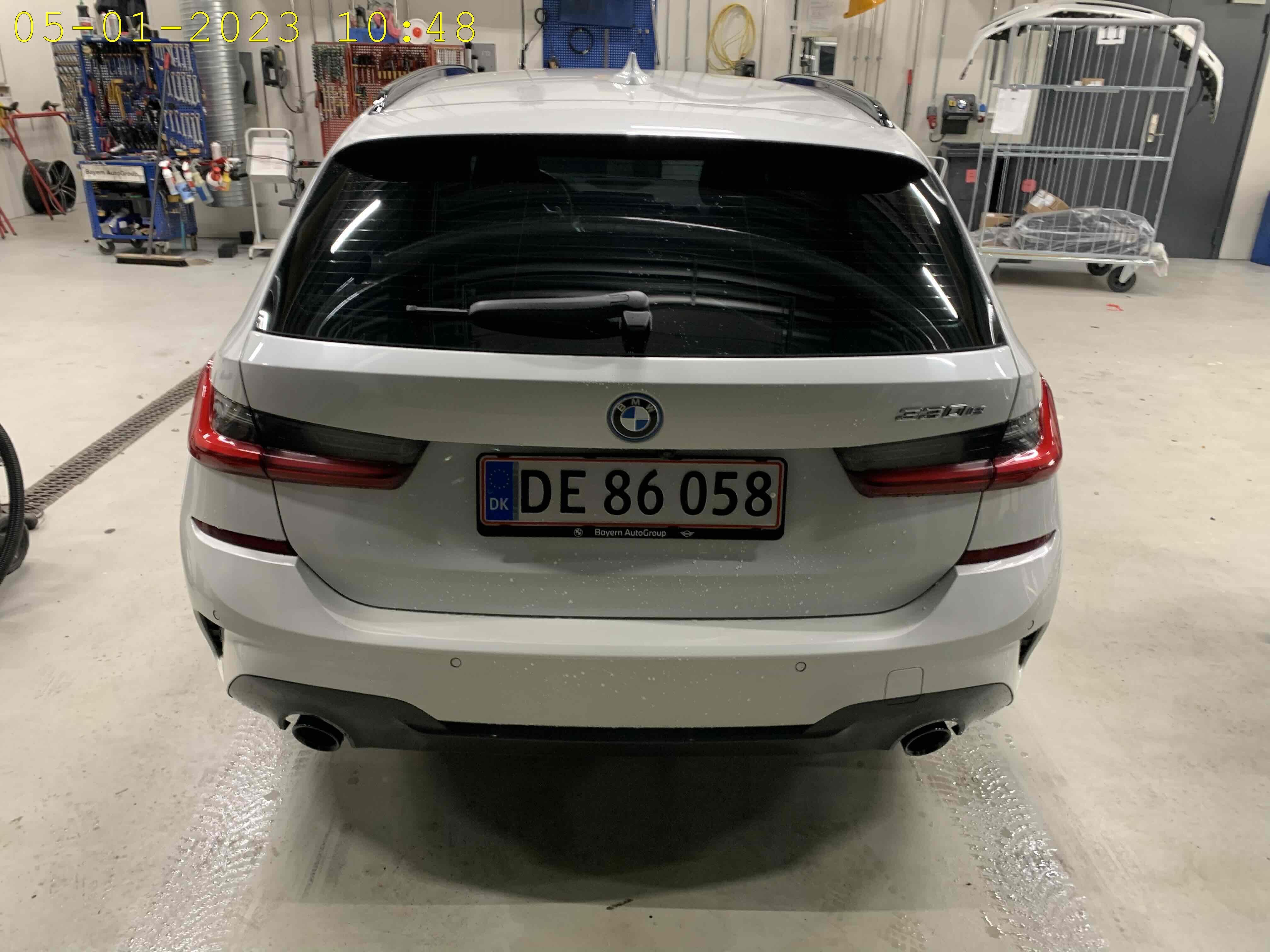 Hvid BMW 330e fra 2021