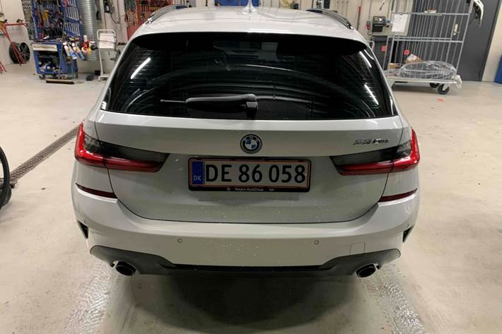 Hvid BMW 330e fra 2021