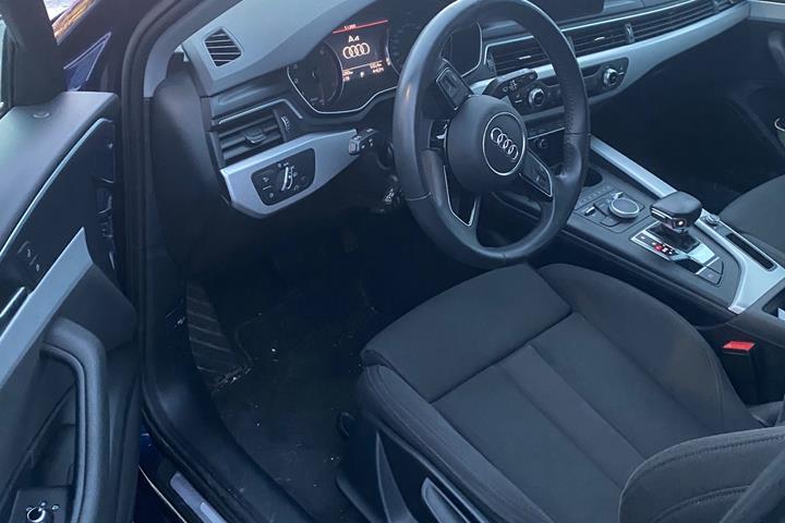 Blå Audi A4 fra 2019