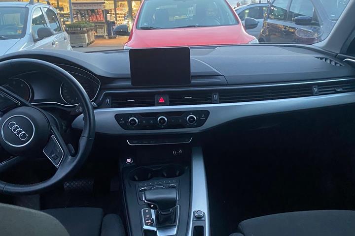 Blå Audi A4 fra 2019