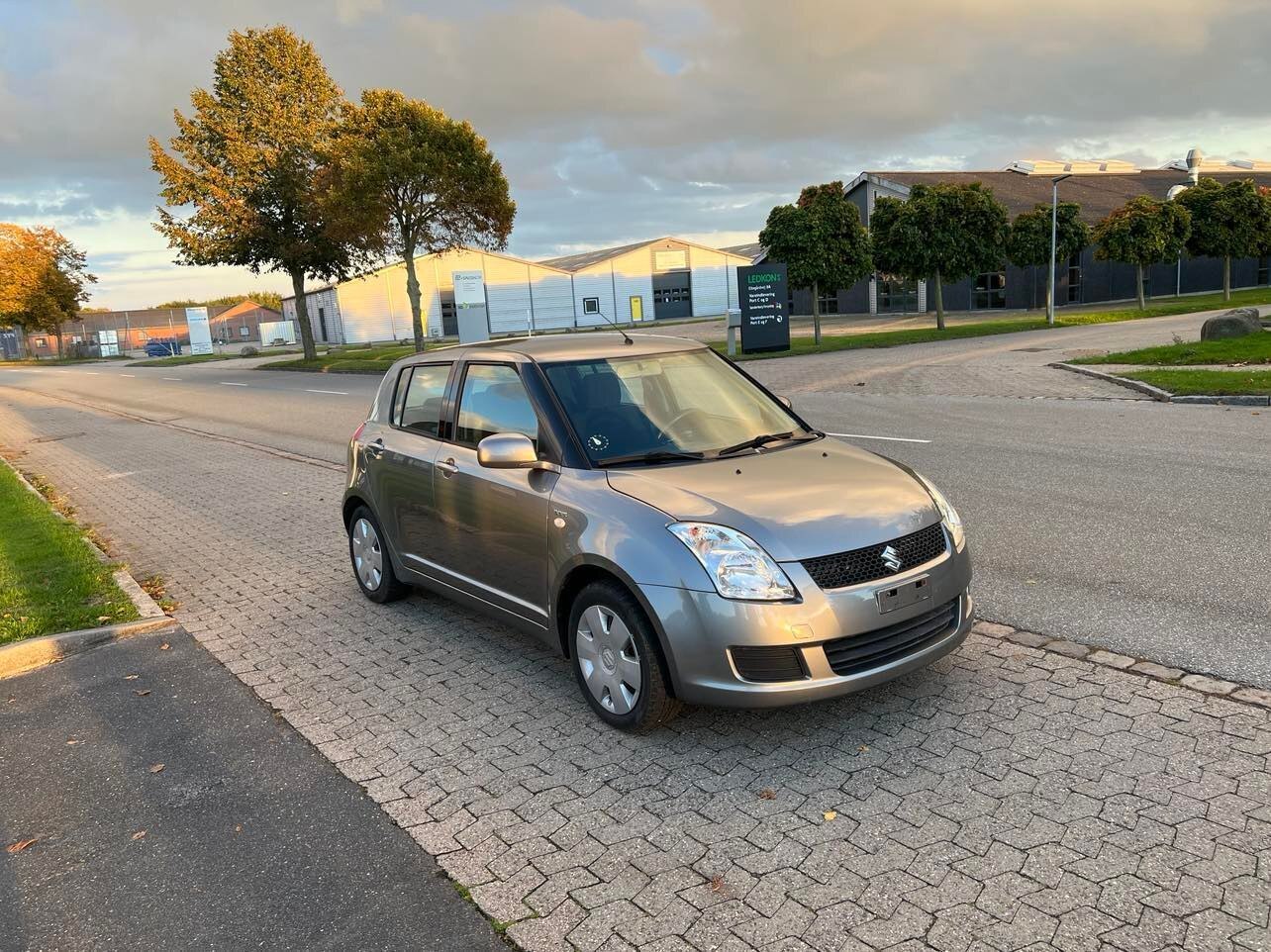 Grå Suzuki Swift fra 2008