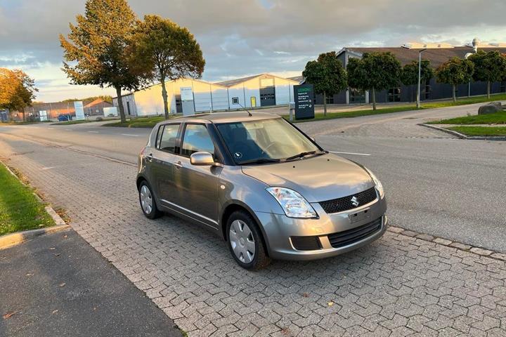 Grå Suzuki Swift fra 2008