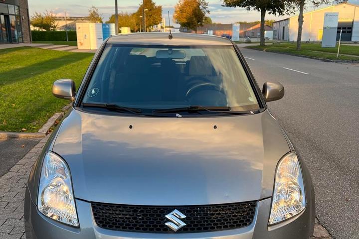 Grå Suzuki Swift fra 2008