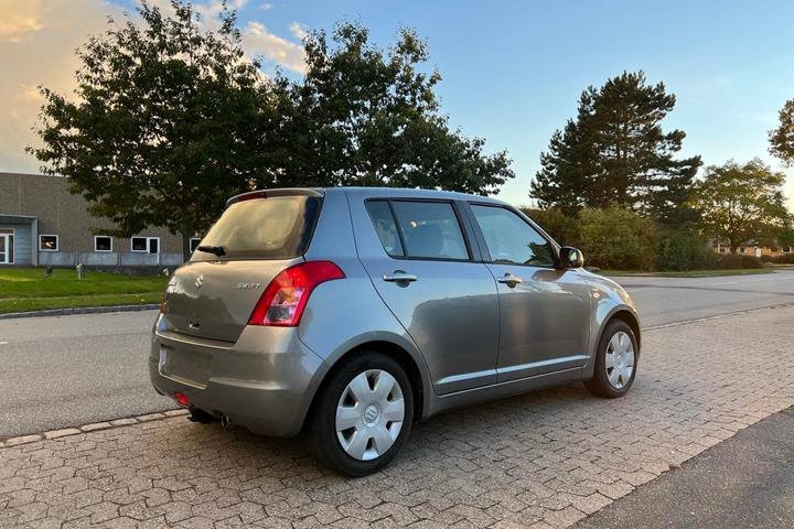 Grå Suzuki Swift fra 2008
