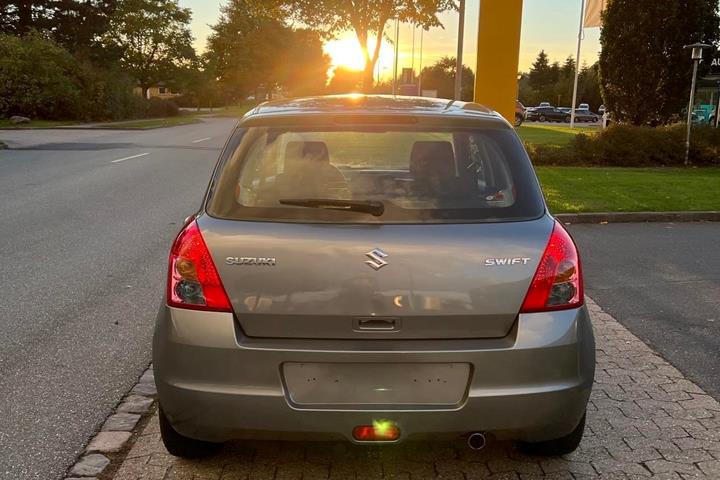 Grå Suzuki Swift fra 2008