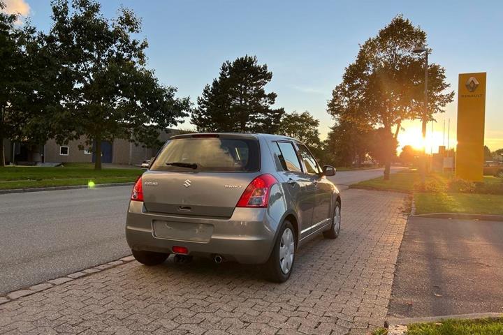Grå Suzuki Swift fra 2008