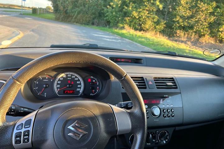 Grå Suzuki Swift fra 2008