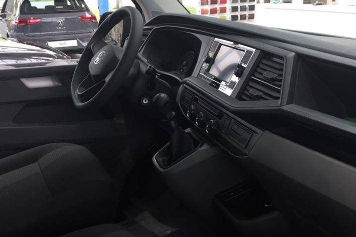 Grå VW Transporter fra 2021