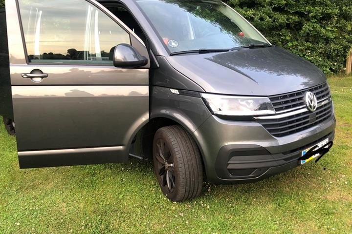 Grå VW Transporter fra 2021