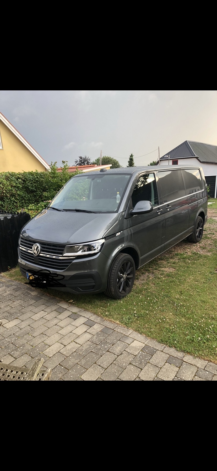 Grå VW Transporter fra 2021