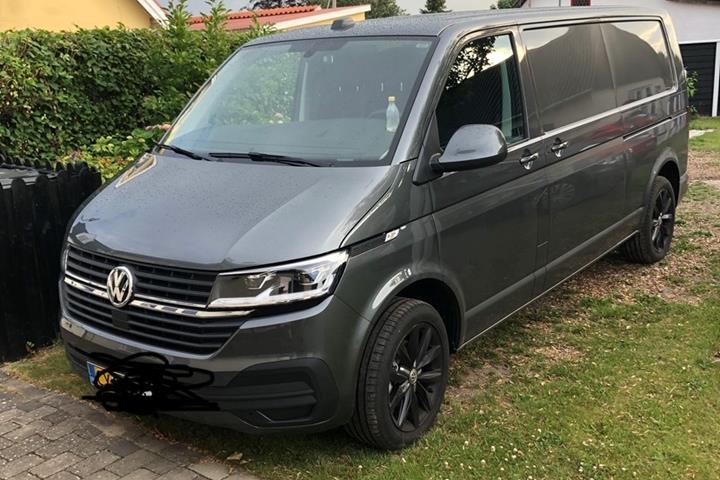 Grå VW Transporter fra 2021